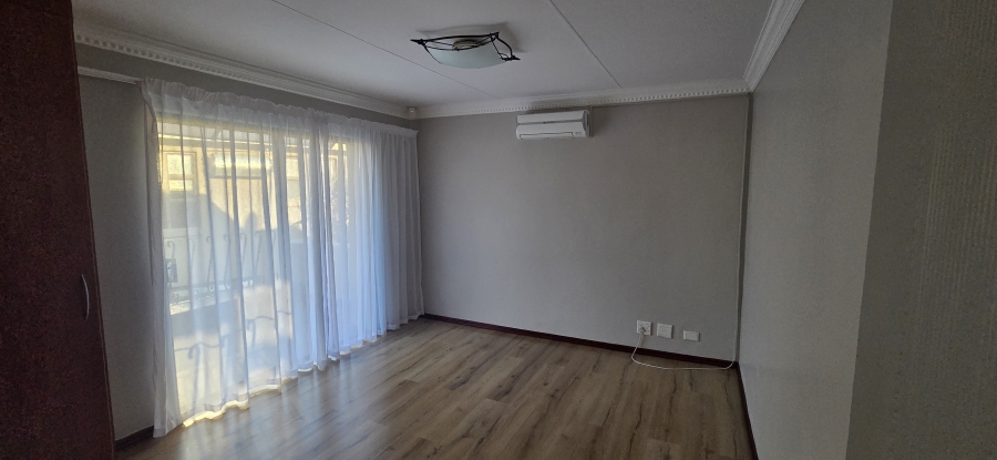 5 Bedroom Property for Sale in Roylglen Gardens Northern Cape